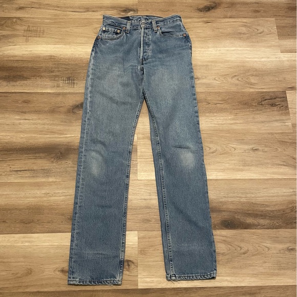 Vintage 90s USA Levi 501 For Women 27x34 Fits 27x33 Blue Light Wash Button Fly - Picture 1 of 16